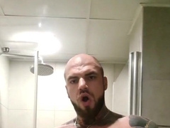 Хуястый качок дрочит в душе