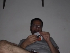 Gordinho comendo duas barra de chocolate exitado