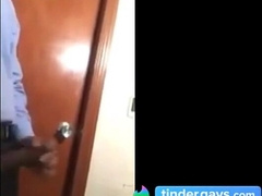 Porteiro dando aliviada no trampo