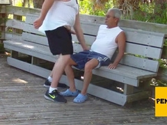 Gordito se la mete a abuelo en publico 10