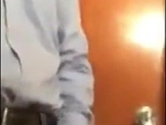 Porteiro dando aliviada no trampo 4