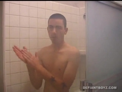 Amateur Dan Douche Masturbating