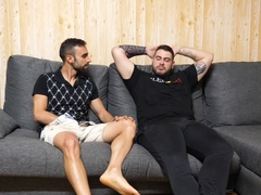 Me Follo a Mi Amigo Gay-for-pay Por Primera Vez