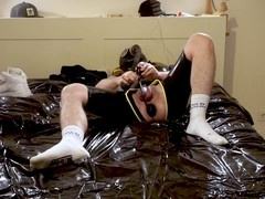 AF1 addict Unay_xxx locked up and breathing deep in a gas mask