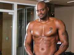 Beefy black dude Diesel Washington masturbates at the gym