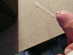 masturbate sperma abspritzen auf dem tisch