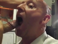 Saugender Nachbar: Amateur-Blowjob von einem Muskelprotz6666