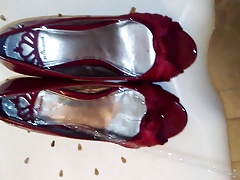 HeelGoddess's red heels pissed