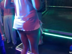 Blondine, Bekleidet, Tanzen, Interrassisch, Küssen, Lesbisch, Party, Swingers