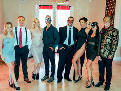 Blonde, Sucer une bite, En levrette, Groupe, Branlette thaïlandaise, Masque, Fête, Chevaucher