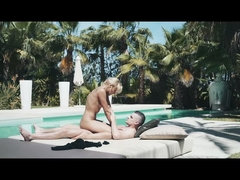 フェラチオ, カップル, 中出し, ドレス, ハードコア, 乳首, プール, タトゥー