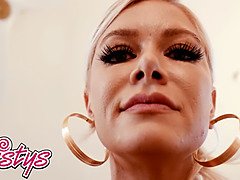 Arsch, Blondine, Gesichtssitzen, Fingern, Hd, Lesbisch, Natürlichen titten, Muschi