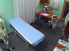 Amateur, Mamada, Engañando, Médico, Penetracion con dedos, Lamidas, Oficina, Pov