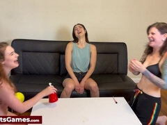 Brunette brune, Femelle, Jeux, Lesbienne, Se déshabiller, Allumeuse, Plan cul à trois, Jouets