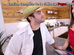 Cheveux bruns, petits seins, diminutive