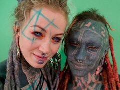 In den arsch, Arsch, Blasen, Hundestellung, Fetisch, Handjob, Piercing, Tätowierung