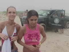 Leie, Vollbusig, Flashen, Lesbisch, Natürlichen titten, Im freien, Öffentlich, Titten