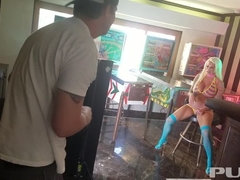 Derrière les coulisses, Gros seins, Blonde, Jarretelles, Tatouage, Allumeuse