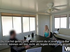 Vip4k. die go-go-tänzerin aus der örtlichen strip-bar ist bereit für porno zum ausleihen