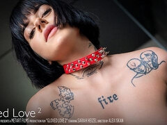 Gros seins, Brunette brune, Clito, Fétiche, Orgasme, Secrétaire, Douche, Solo