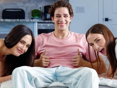 18 ans, Grosse bite, En levrette, 2 femmes 1 homme, Seins naturels, Chatte, Maigrichonne, Nénés