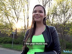 Grosse bite, Sucer une bite, Brunette brune, Énorme, Seins naturels, De plein air, Pov, Train