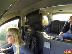 Blonde, Voiture, Tir de sperme, Faciale, Femelle, Doigter, De plein air, Chatte