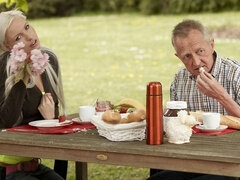 お尻, ブロンド, フェラチオ, バック, 手コキする, なめる, アウトドア, ティーン