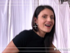 Sucer une bite, Brunette brune, Faciale, Époux mari, Chatte, Rasée, Jarretelles, Nénés