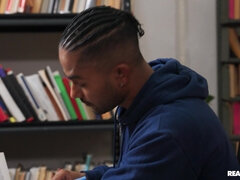 Gros cul, Blonde, Sucer une bite, Talons, Seins naturels, Piercing, Fessée, Étudiant