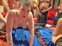 Leie, Britisch, Verein, Aufs gesicht abspritzen, Lecken, Milf, Orgie, Muschi