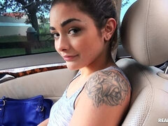 Arsch, Blasen, Braunhaarige, Auto, Handjob, Pov, Tätowierung, Jungendliche (18+)