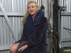 Tetas grandes, Rubia, Mamada, Amarrada, Tetona, Humillación, Público, Castigada