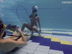 Arsch, Blondine, Hd, Masturbation, Natürlichen titten, Pool, Öffentlich, Titten