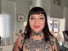 Gros seins, Plantureuse, Gorge profonde, Queue, Hard, Pov, Rugueux, Tatouage