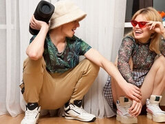 Grote lul, Blond, Pijpbeurt, Natuurlijke tieten, Kort haar, Mager, Tiener, Tieten likken