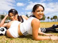 Сногсшибательные, Большая жопа, Брюнетки, Две девушки, Вчетвером, На природе, Молоденькие, Сиськи