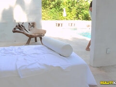 Nana, Brunette brune, Dingue, Seins naturels, Piscine, Mamelons bombés, Chatte, Tatouage