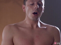 Enthousiasteling, Slaapkamer, Rondborstig, Oudere vrouw, Hondjeshouding, Hakken, Kousen, Tieten likken