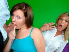 Blond, Pijpbeurt, Sperma in mond, Sperma shot, 1 man 2 vrouwen, Likken, Moeder die ik wil neuken, Trio