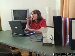 Plantureuse, Mamie, Mature, Bureau, Chatte, Chevaucher, Plan cul à trois, Nénés