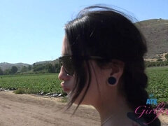 Asiatique, Brunette brune, Ferme, Doigter, Poilue, Embrassement, De plein air, Pov
