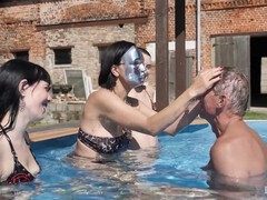 Sadomasochismus, Füsse, Weibliche domination, Maske, Party, Pool, Patschen, Sklave