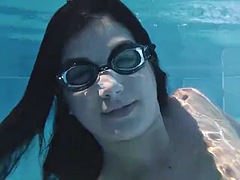 Gros seins, Brunette brune, Hard, Hongroise, Nue  à poil, Softcore, Nénés, Sous marin
