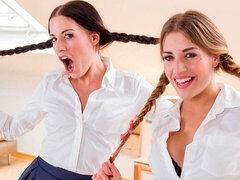 Blasen, Braunhaarige, Natürlichen titten, Dürr, Strümpfe, Jungendliche (18+), Flotter dreier, Titten