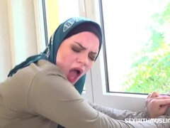 Hijab Muslim Girl Gets Discount for Blowjob from Tenant