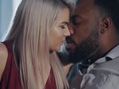 Cul, Grosse bite, Blonde, Sucer une bite, Tir de sperme, Robe, Première fois, Interracial
