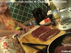 Blondine, Viele männer bespritzen eine frau, Kehlenfick, Aufs gesicht abspritzen, Handjob, Hardcore, Natürlichen titten, Titten