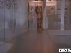 Badpak, Zwart, Bruinharig, Hondjeshouding, 1 man 2 vrouwen, Natuurlijke tieten, Tiener, Tieten likken