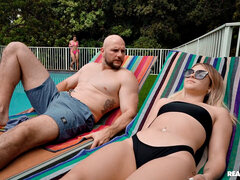 Grosser arsch, Bikini, Blasen, Schwanz, Hundestellung, Lecken, Pool, Tätowierung